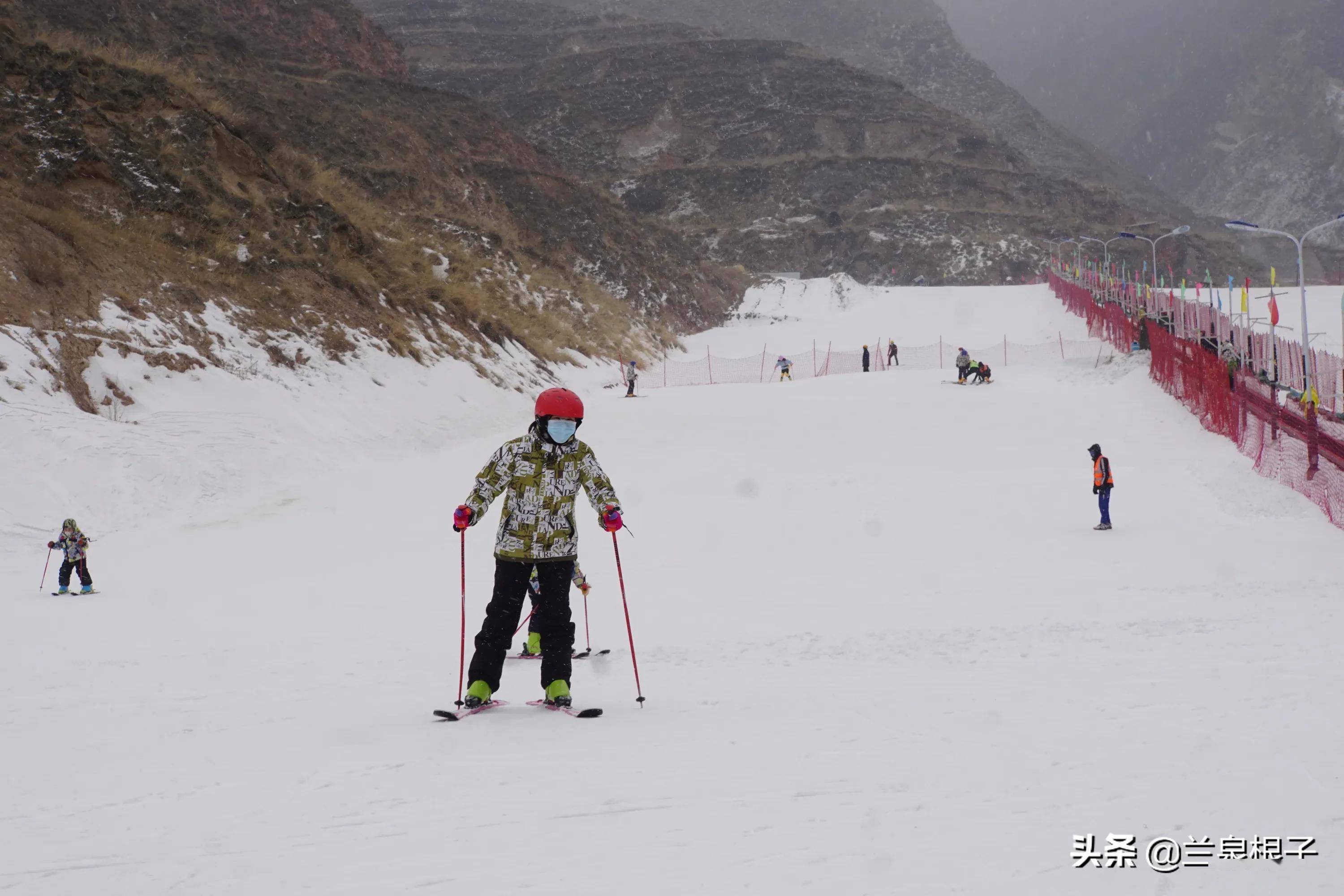 走进兰州银山七彩谷感受滑雪乐趣_天气_阿干镇_滑姿