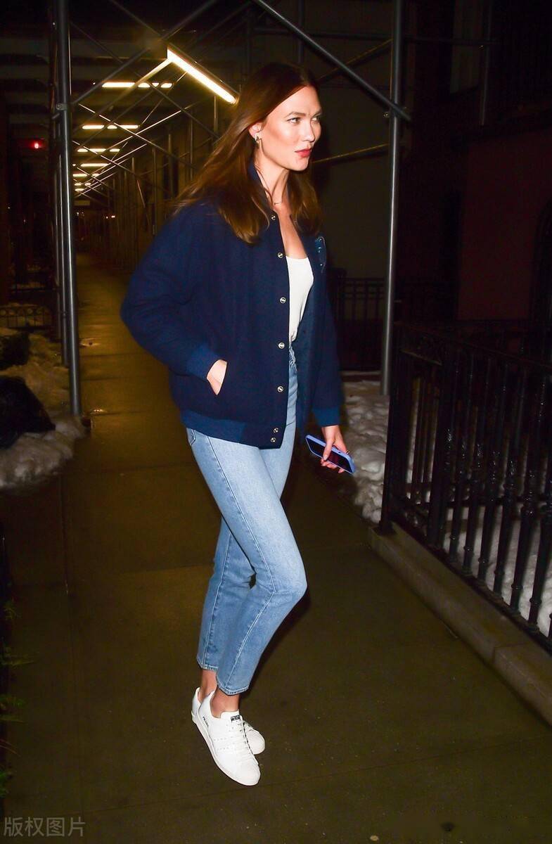 街拍卡莉克劳斯白色t恤棒球夹克牛仔裤小白鞋简约时尚