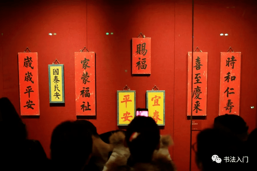 御笔春条故宫"过大年"活动展今日分享:出门见喜,抬头见喜,五个春
