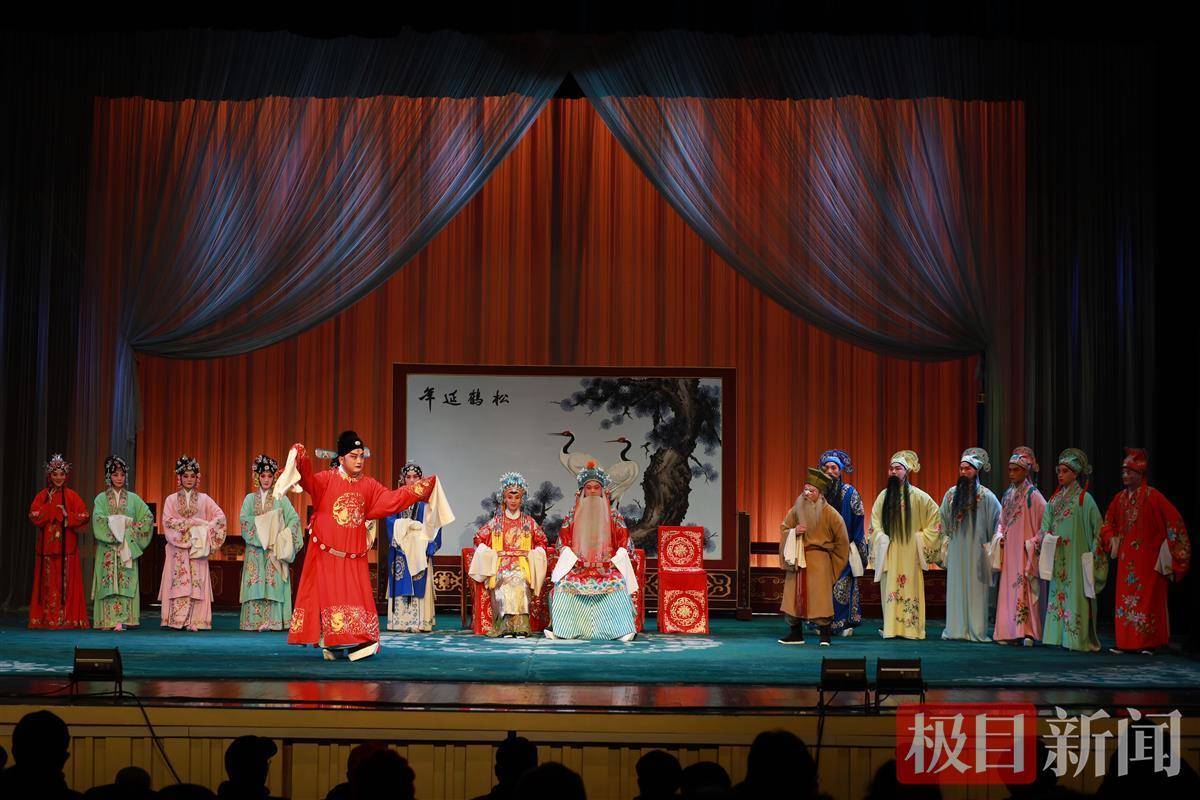 汉剧《满堂红》亮相人民剧院,极目新闻读者"一见倾心"_黄女士_龙凤
