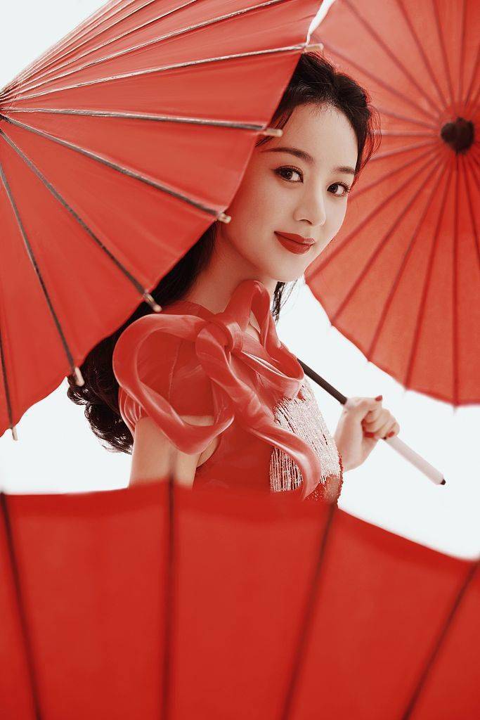 赵丽颖登央视春晚舞台拍写真置身吉祥喜庆传统氛围