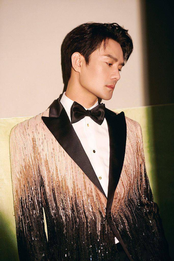 王凯亮相百花迎春文联春晚 黑白渐变流苏西装显典雅气质