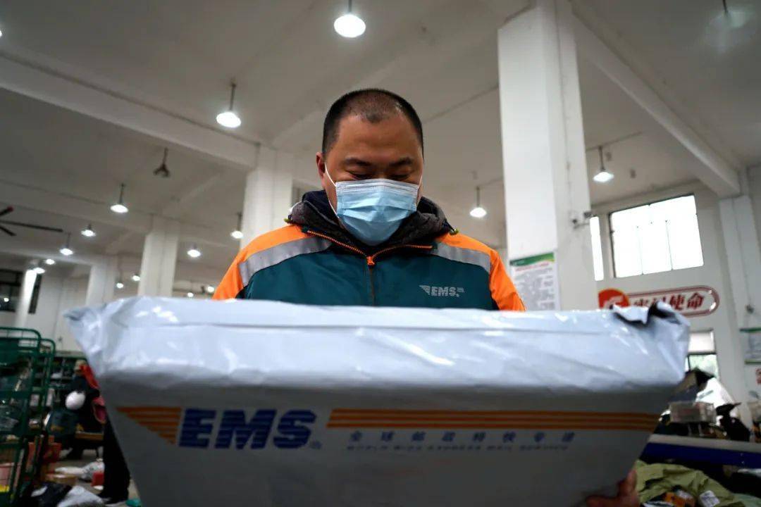 春节我在岗春节不打烊邮政快递员带着温暖送年货