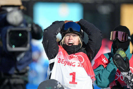 女子|单板滑雪——新西兰选手辛诺特获得女子坡面障碍技巧冠军