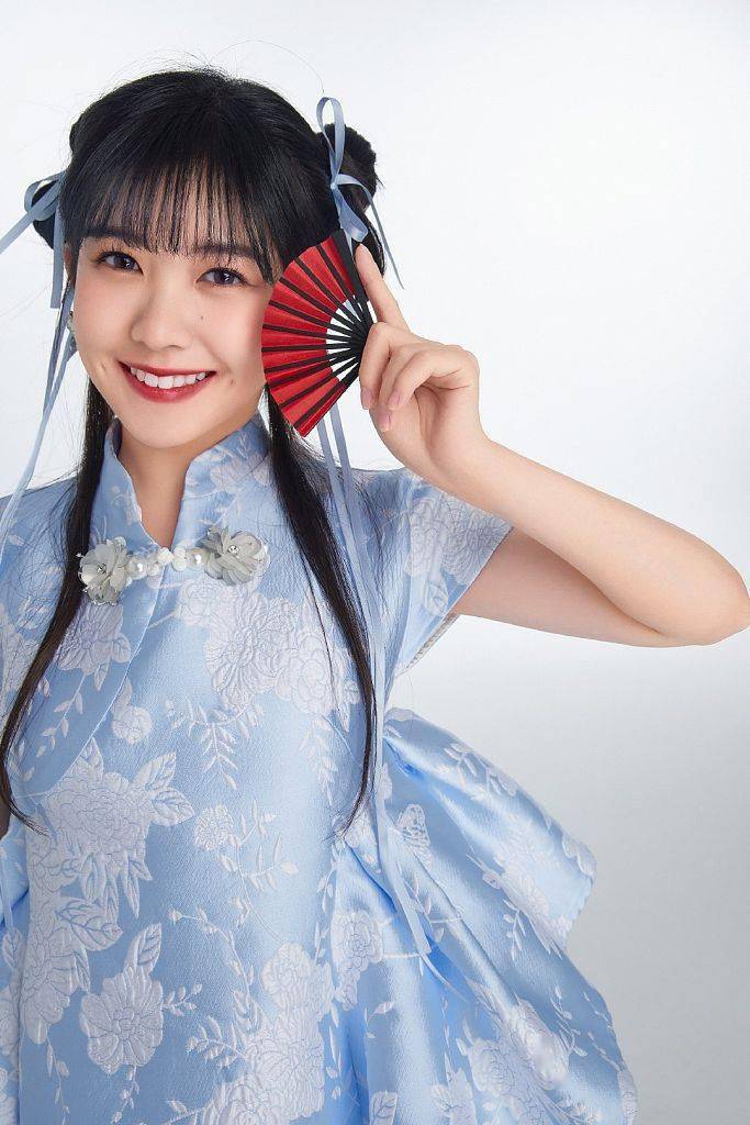 发髻赖美云发布国风“萌虎”写真 手持糖葫芦祝大家虎年快乐