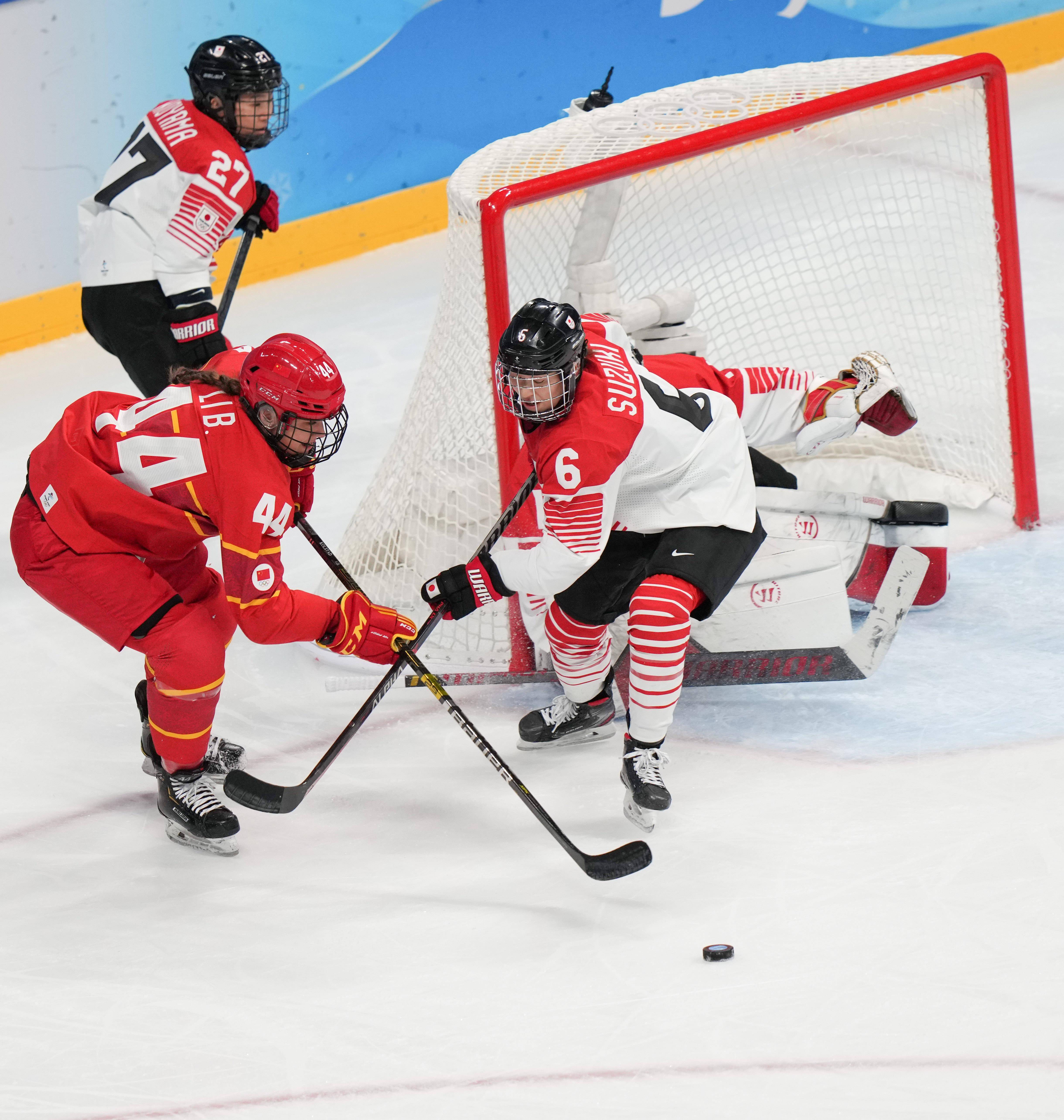 当日,在五棵松体育中心举行的北京2022年冬奥会女子冰球小组赛中,中国