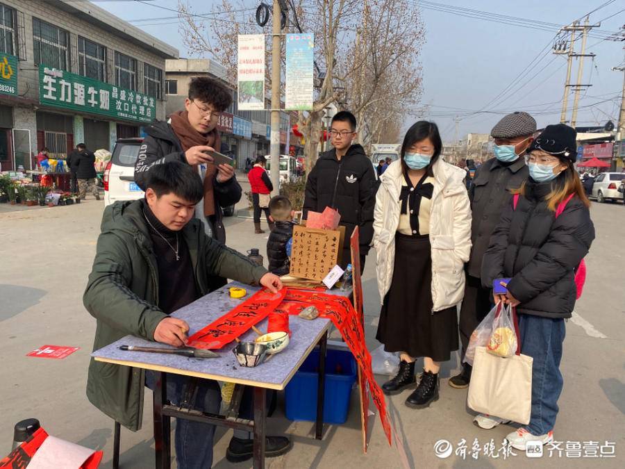 新春走基層丨書法專業大學生,泰安大集上擺攤賣對聯_劉志遠_老先生