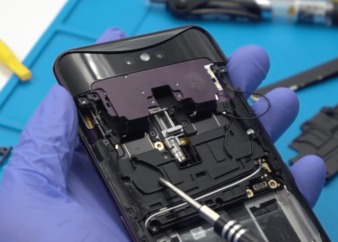 说出来你可能不信，曲面屏的诞生只是为了贴合臀部。