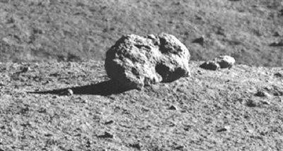 玉兔二号在月球上遇见“玉兔”