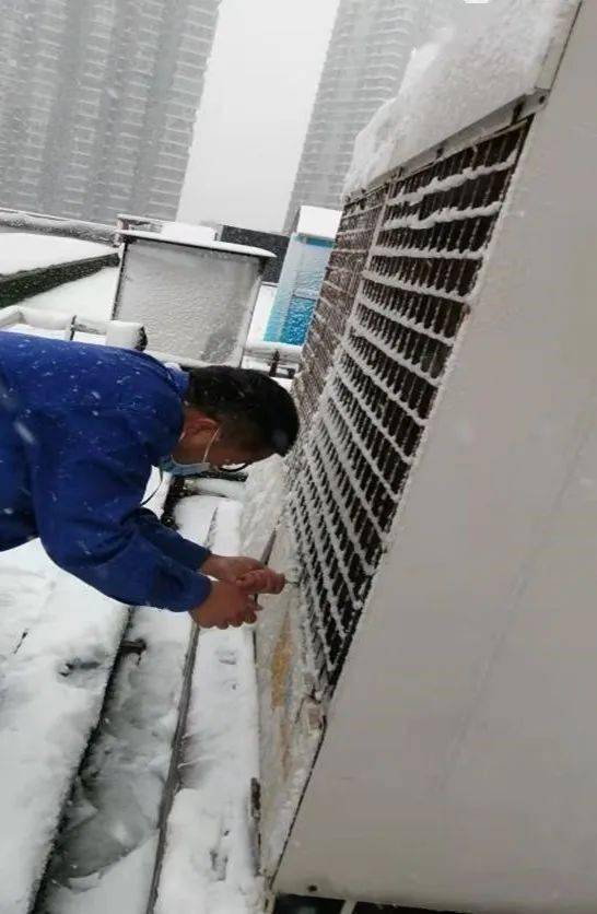 部门|扫雪除冰暖人心 医院安全有保障