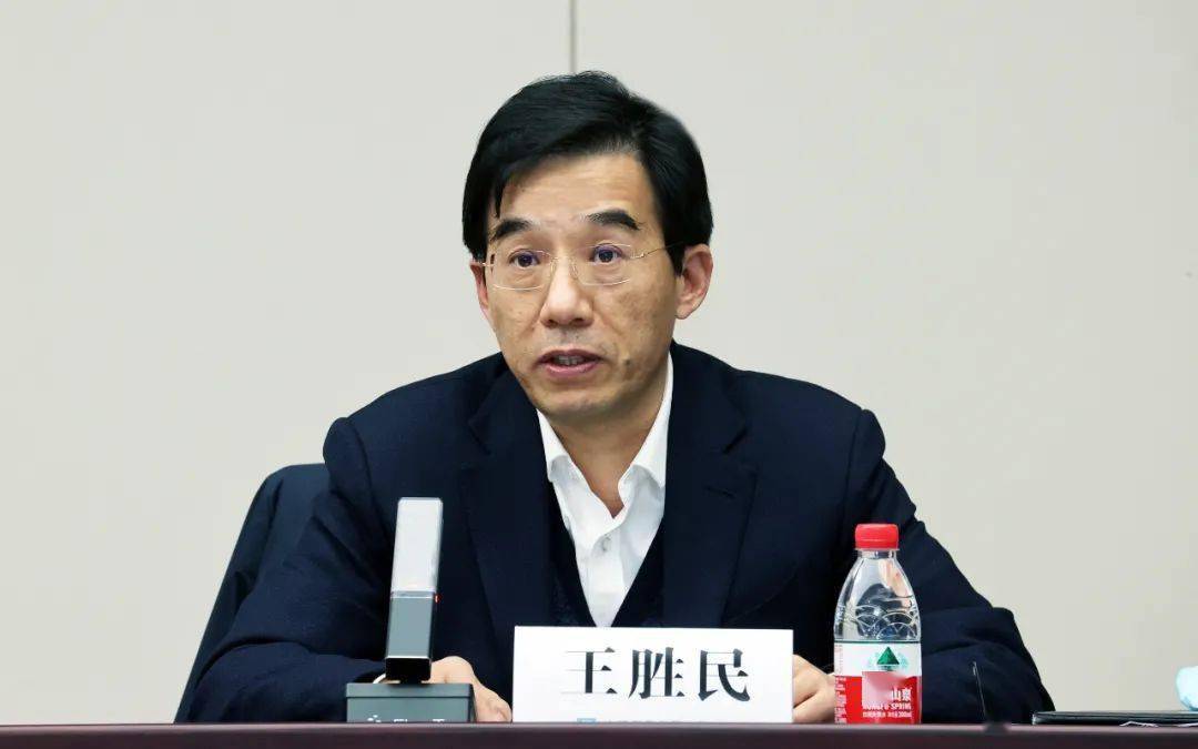 局副总经理王胜民主持会议会上,中建三局安全总监赵军讲授"复工复产