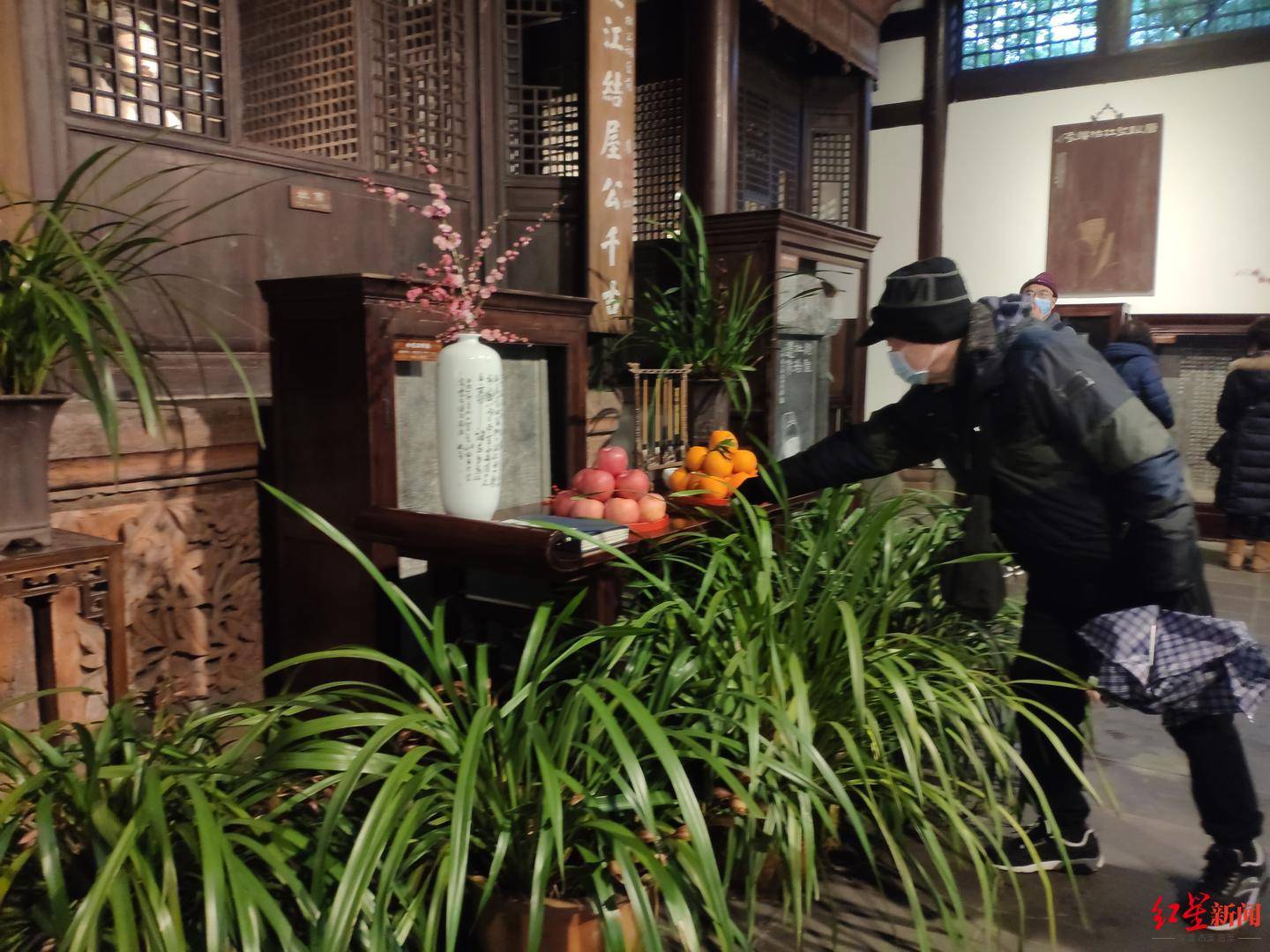 杜甫|人日游草堂：游客在细细春雨中祭拜杜甫