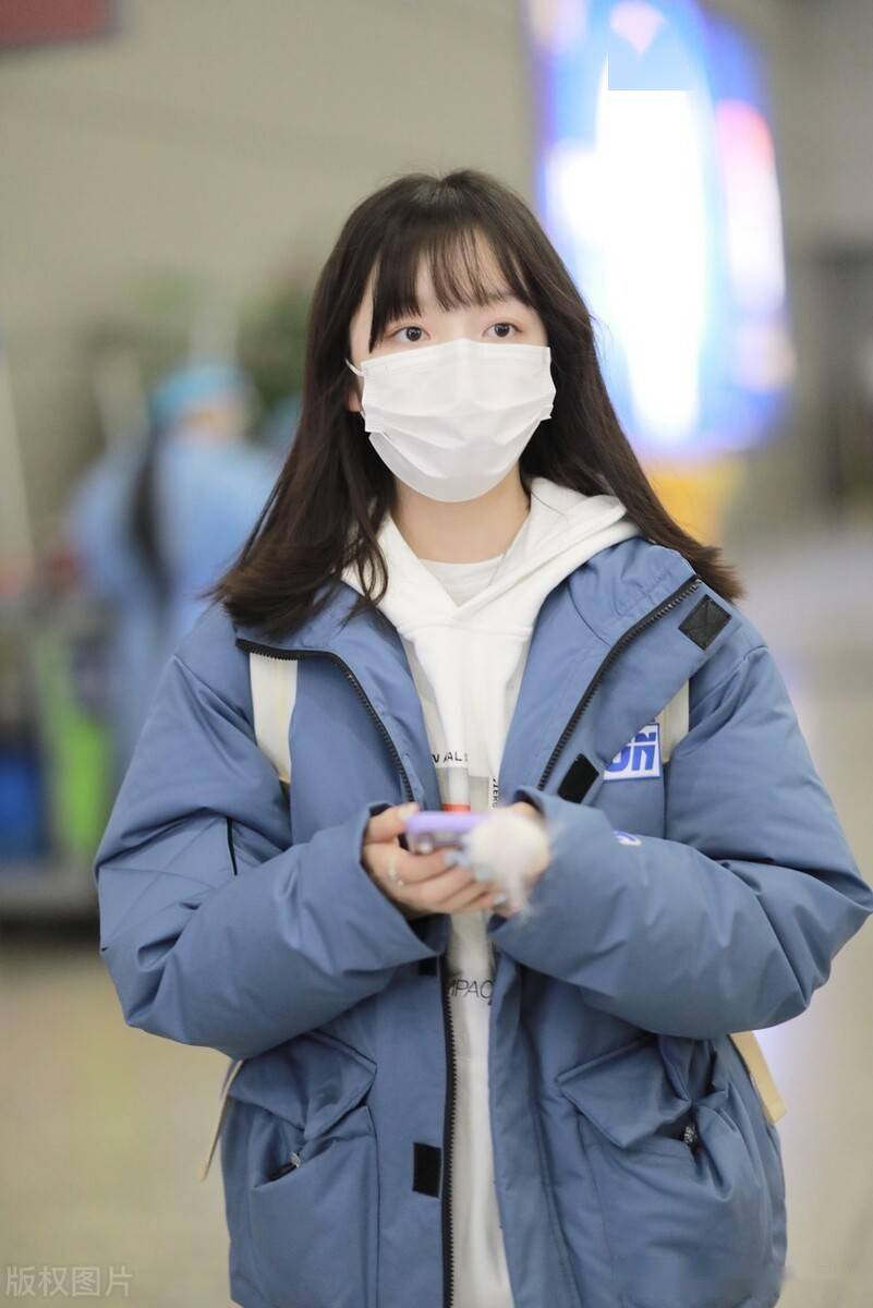 朱林雨现身成都机场素颜更显青春稚气好似邻家妹妹