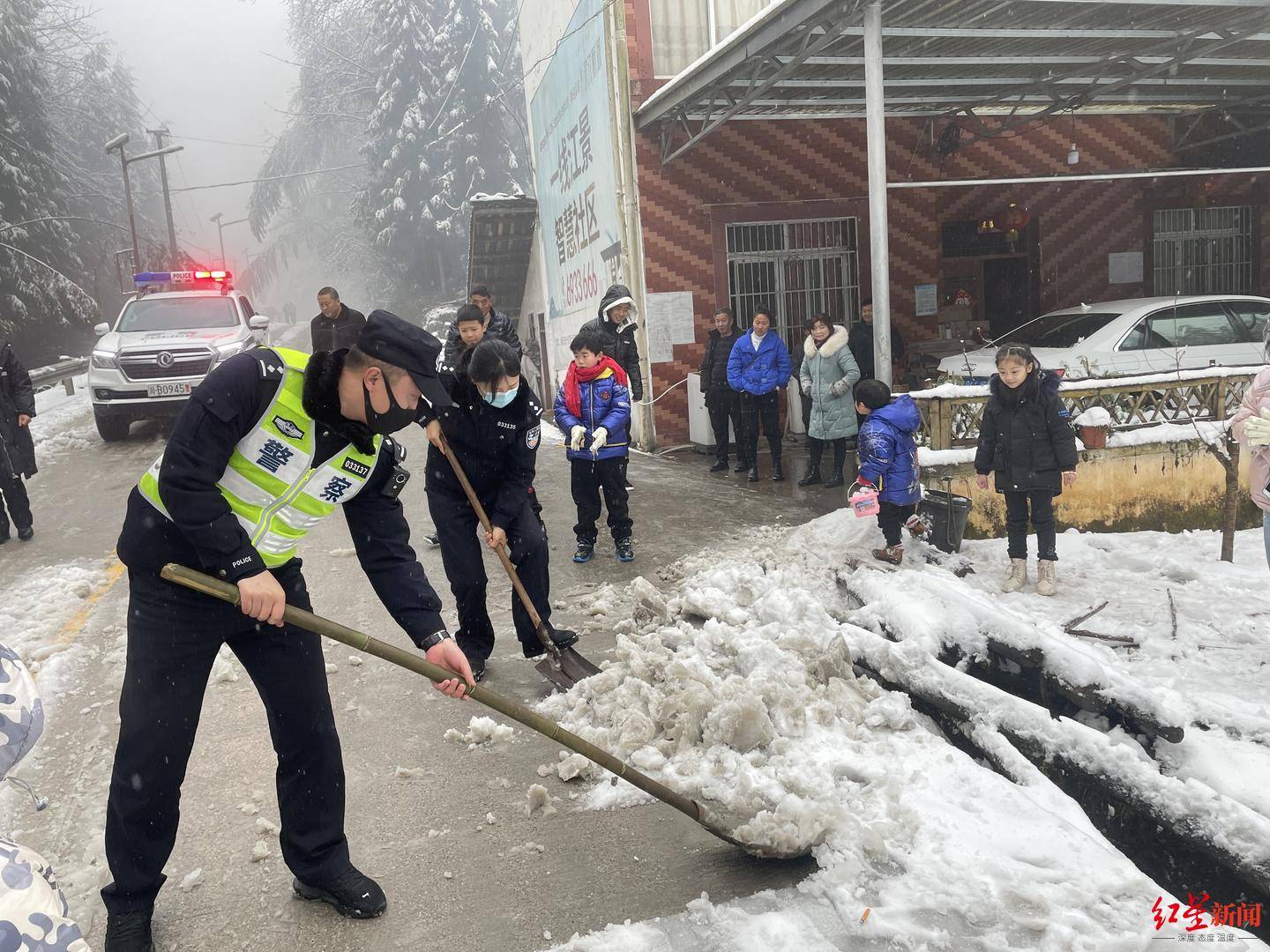 坚守|这个春节北川遭遇冰雪 当地民辅警提供帮助服务150余辆、次