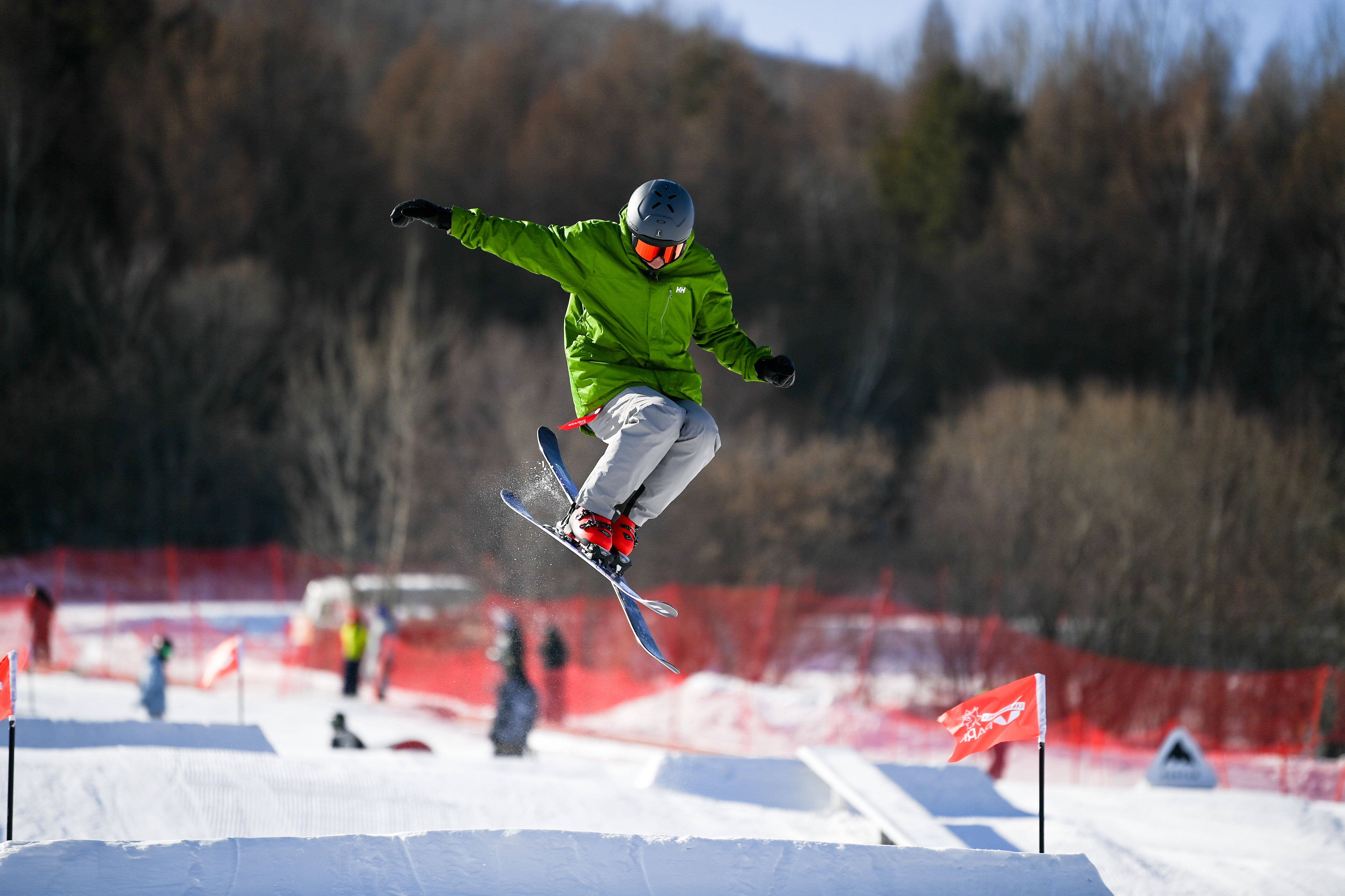 2月3日,游客在吉林市万科松花湖滑雪场滑雪