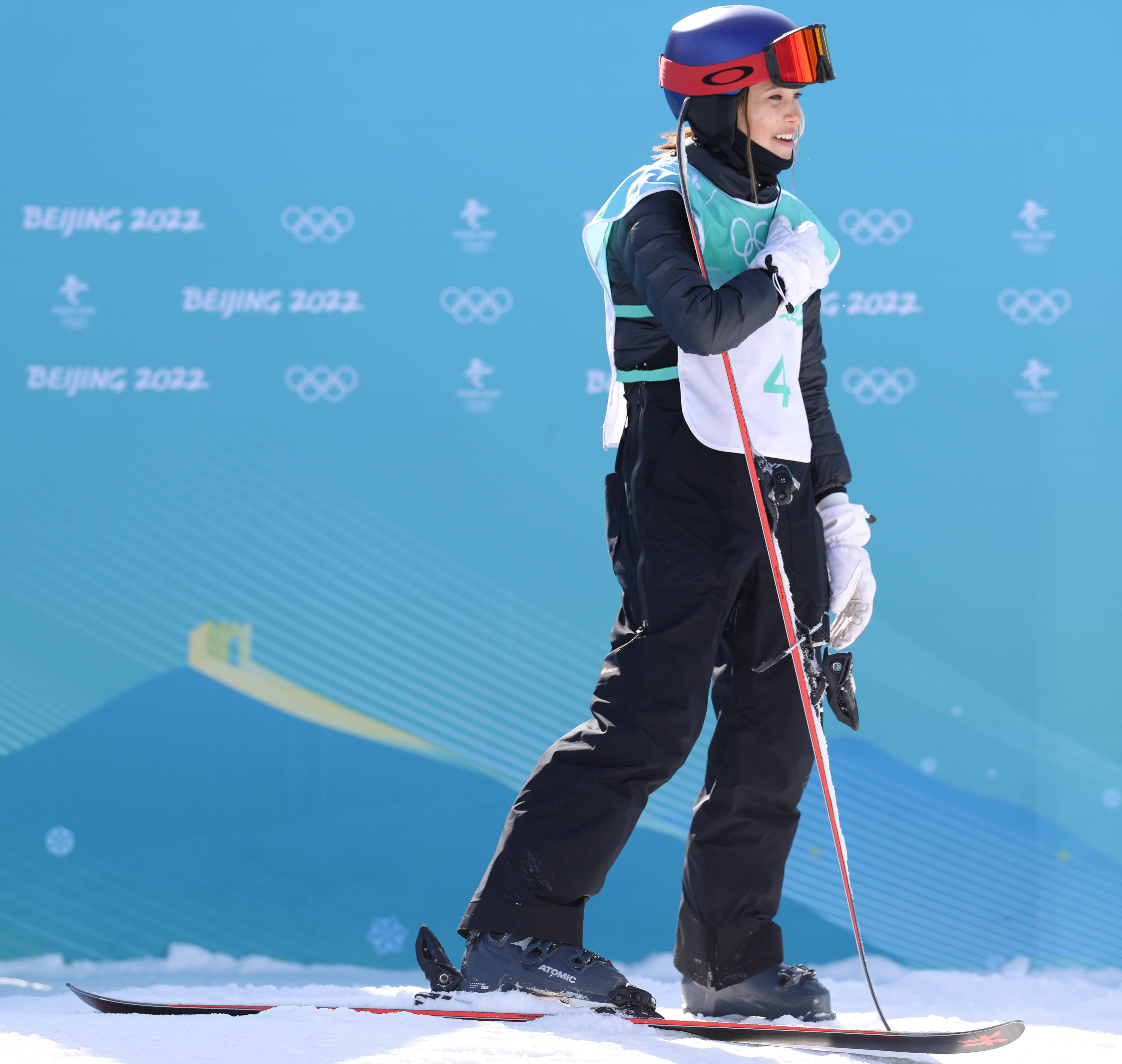 谷爱凌冬奥会滑雪动作图片