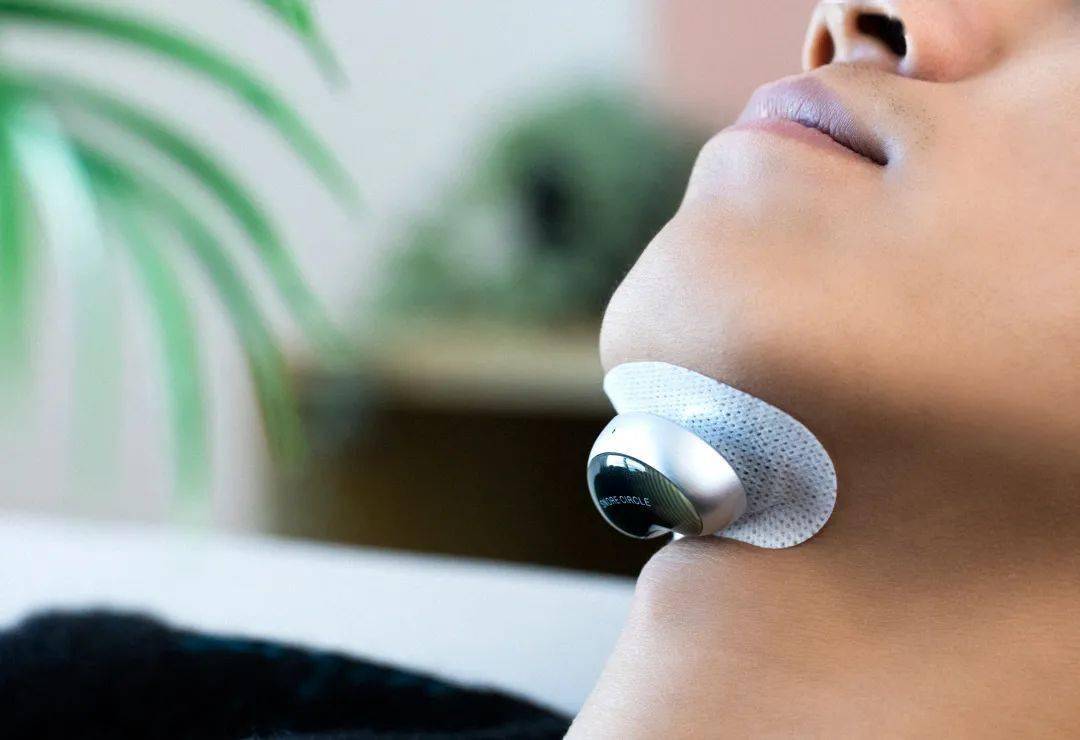 黑科技止鼾神器贴在下巴上安睡一整晚