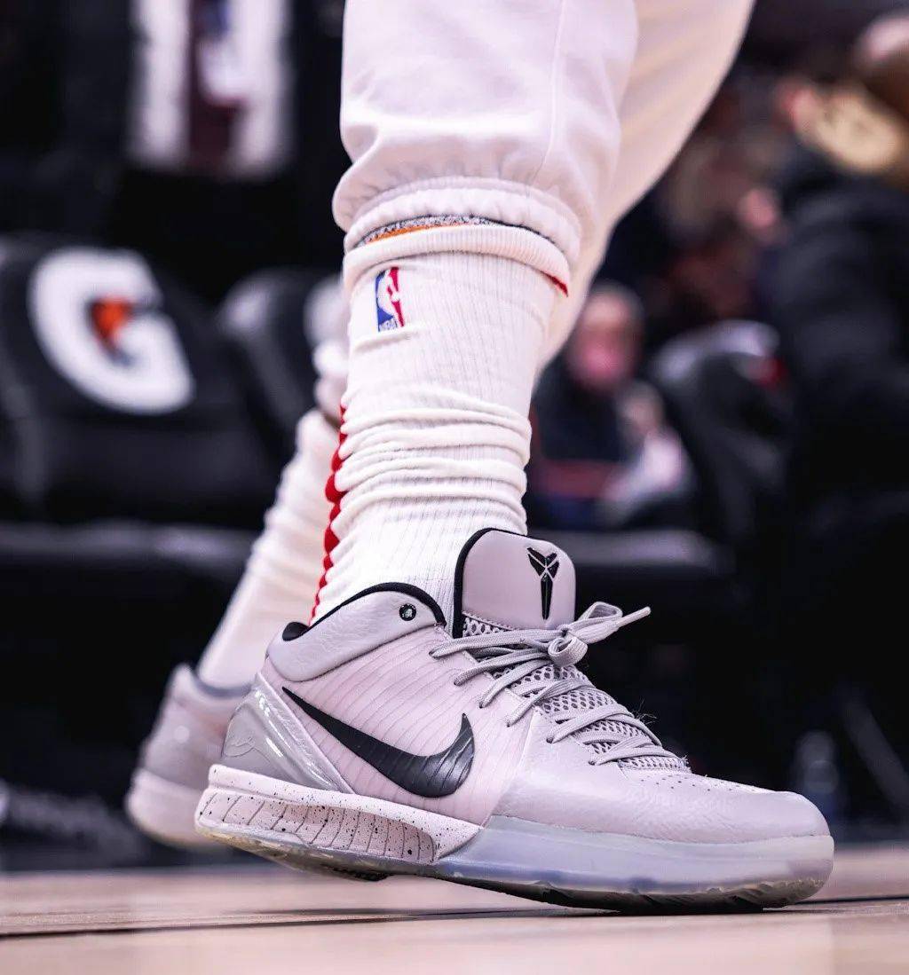 上脚图 | kobe 7梦回11年前!三球直接鸳鸯配色!