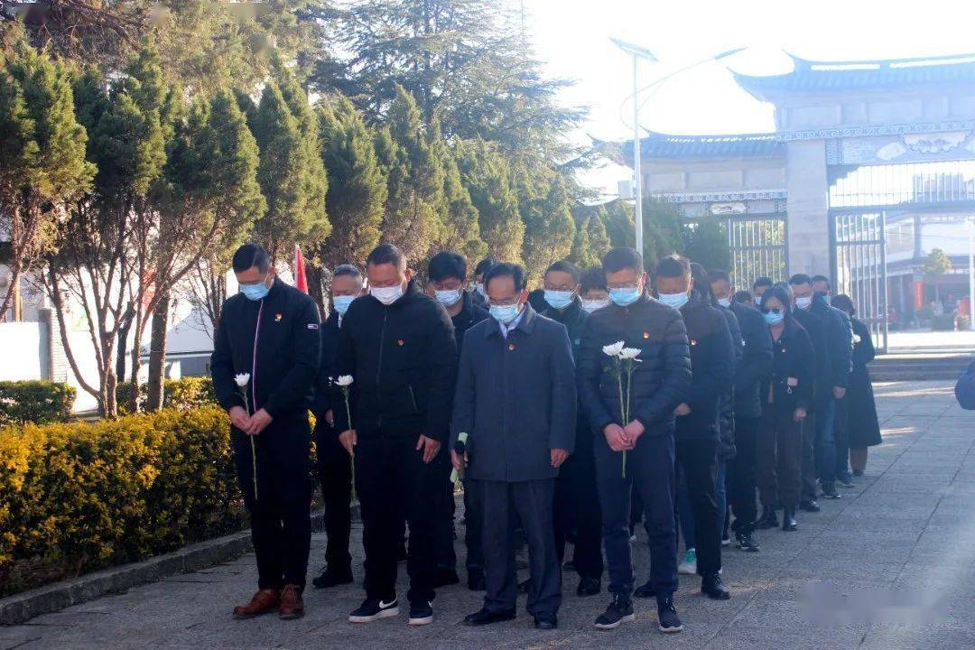 大理市湾桥镇举行缅怀周保中将军诞辰120周年敬献花篮仪式_民族英雄