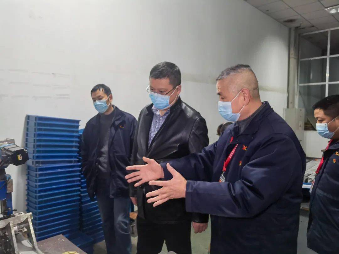 长虹控股集团jg总监杨艳辉看望慰问红星电子春节加班员工