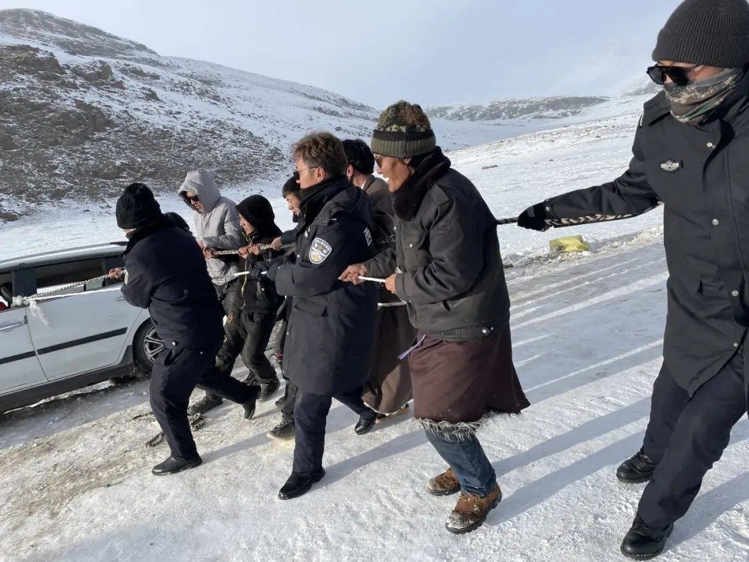 情暖新春嘉黎公安倾心为民帮助群众及时脱困