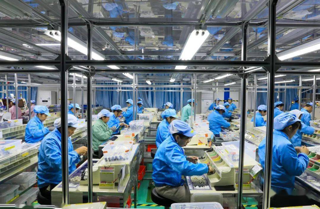在江西住电电装有限公司生产车间内,一条条整洁的生产线,按照排单计划