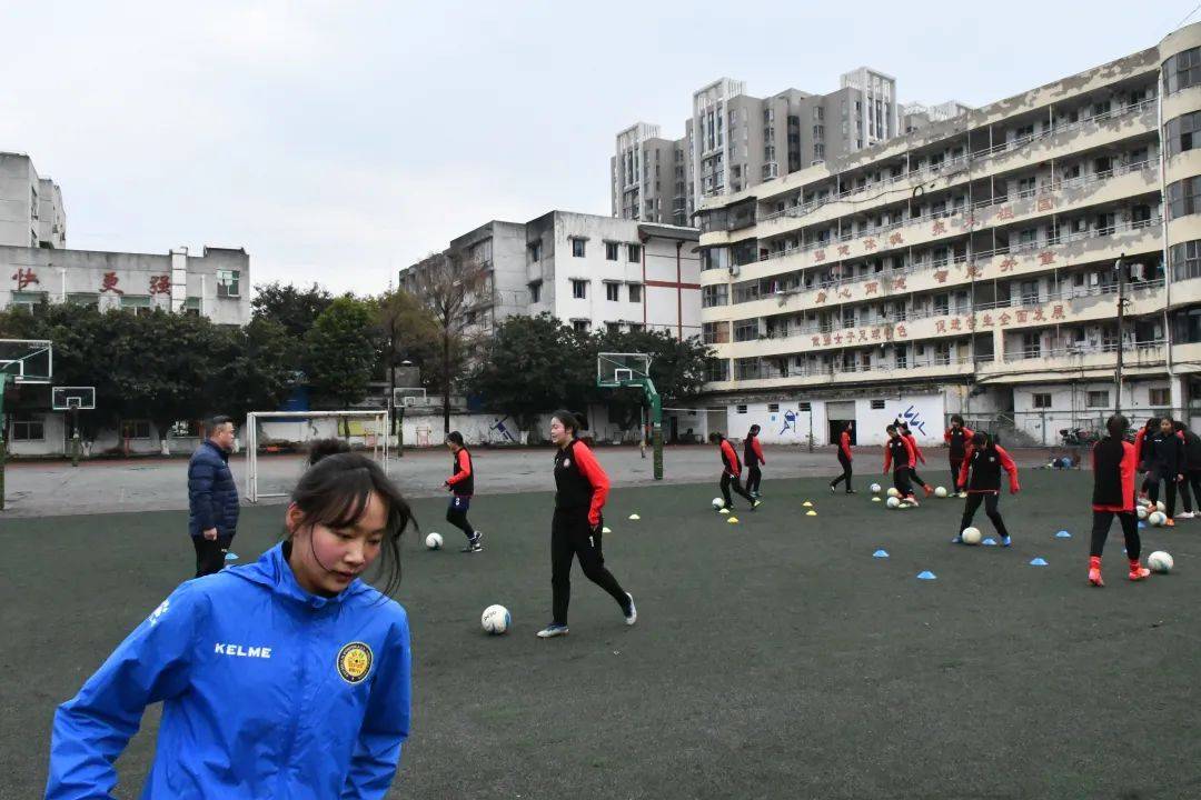 主教练|从留守儿童到亚洲杯夺冠，与贝克汉姆“梦幻联动”：追光的孩子自己成了光