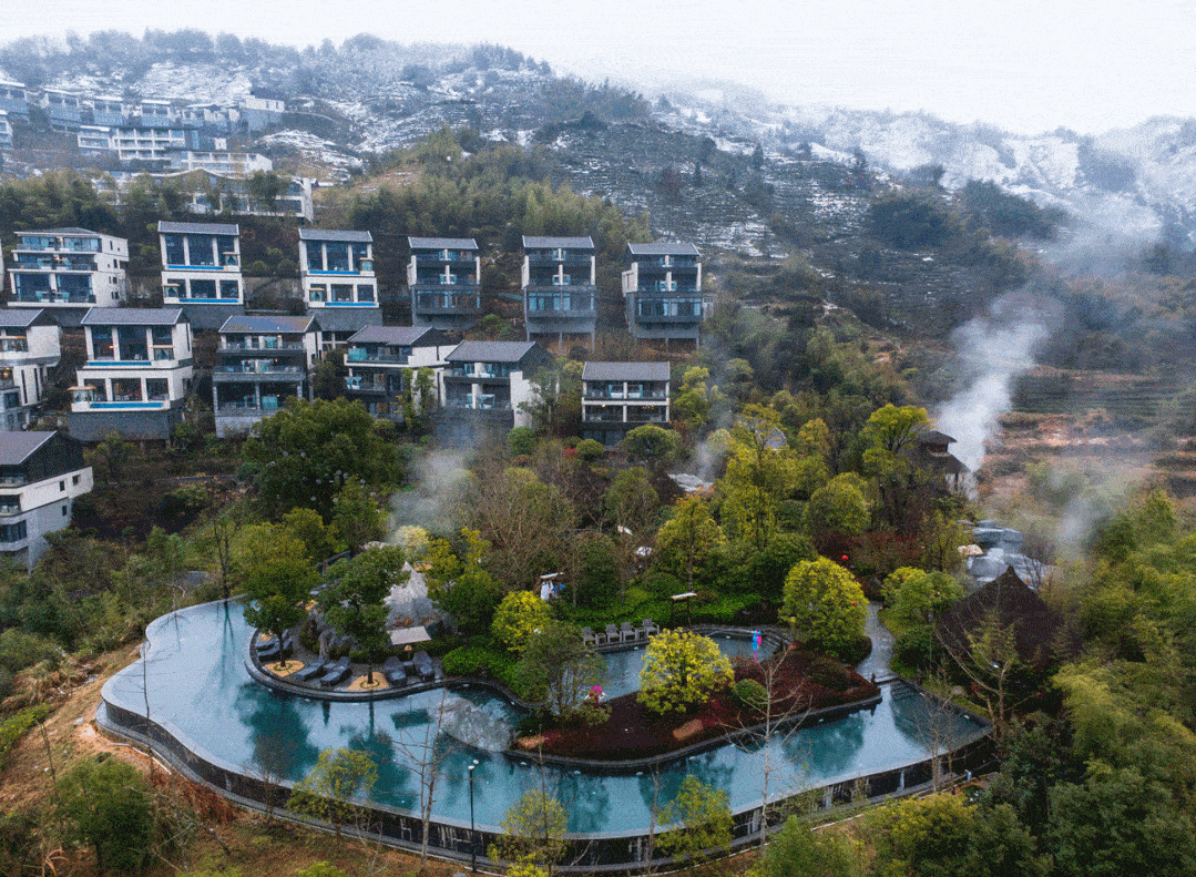 我最近种草的星泉谷度假村,2月才新开,有121栋山居叠墅,适合一堆人
