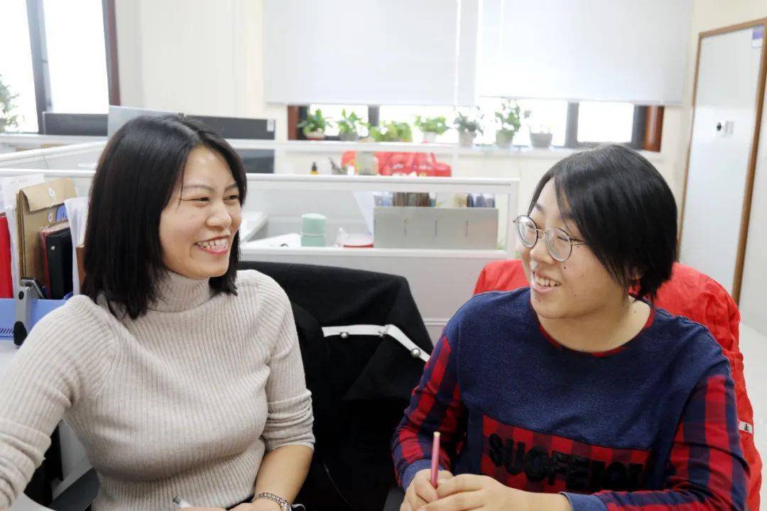 合同管理,承包商管理等工作的何湘和负责财务管理的曾雪萍是工作上的