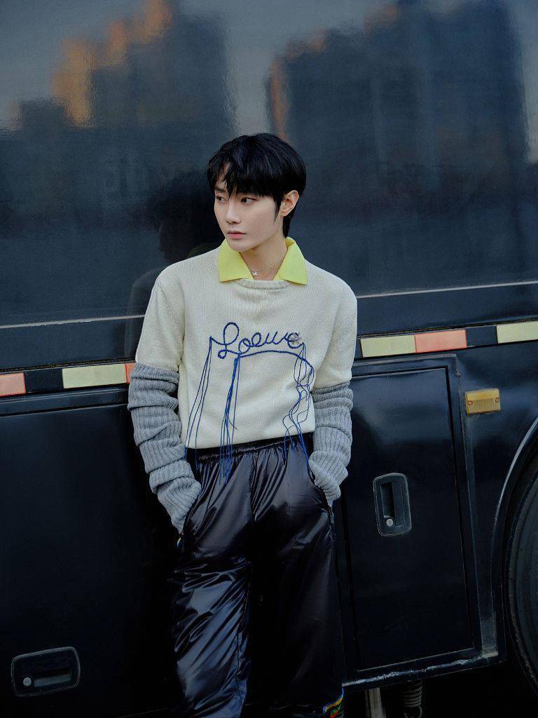 刘也运动造型亮相冰雪快报为冬奥健儿加油