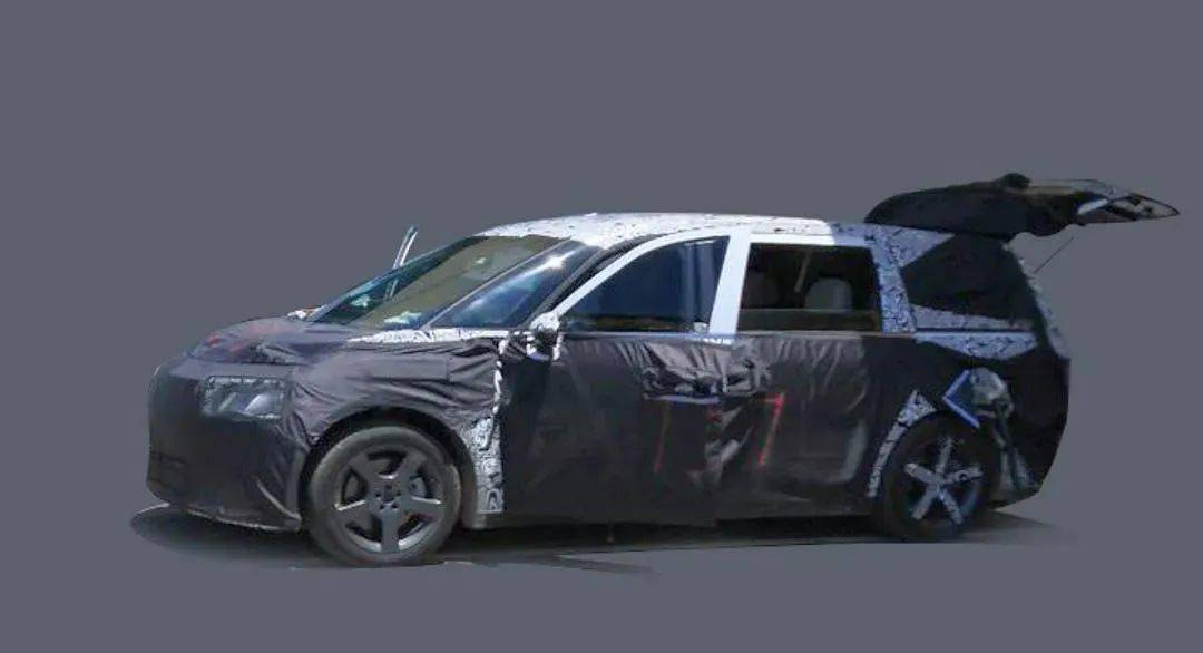 领克mpv之前谍照已经曝光,新车被重度伪装,但可以看到整体的造型相对