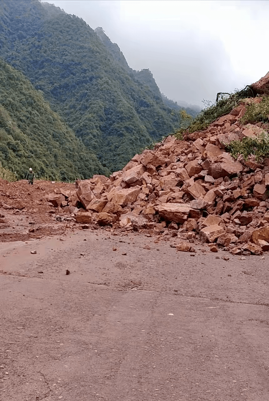 昭平临口大垌盘公路发生塌方,一辆小车被埋!1人不幸遇难!
