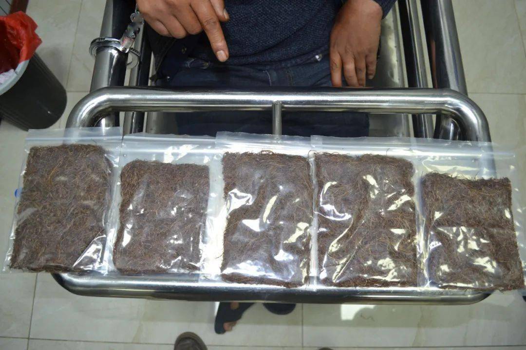 看着是烟丝其实是毒品云南省红河州建水警方查获毒品卡苦