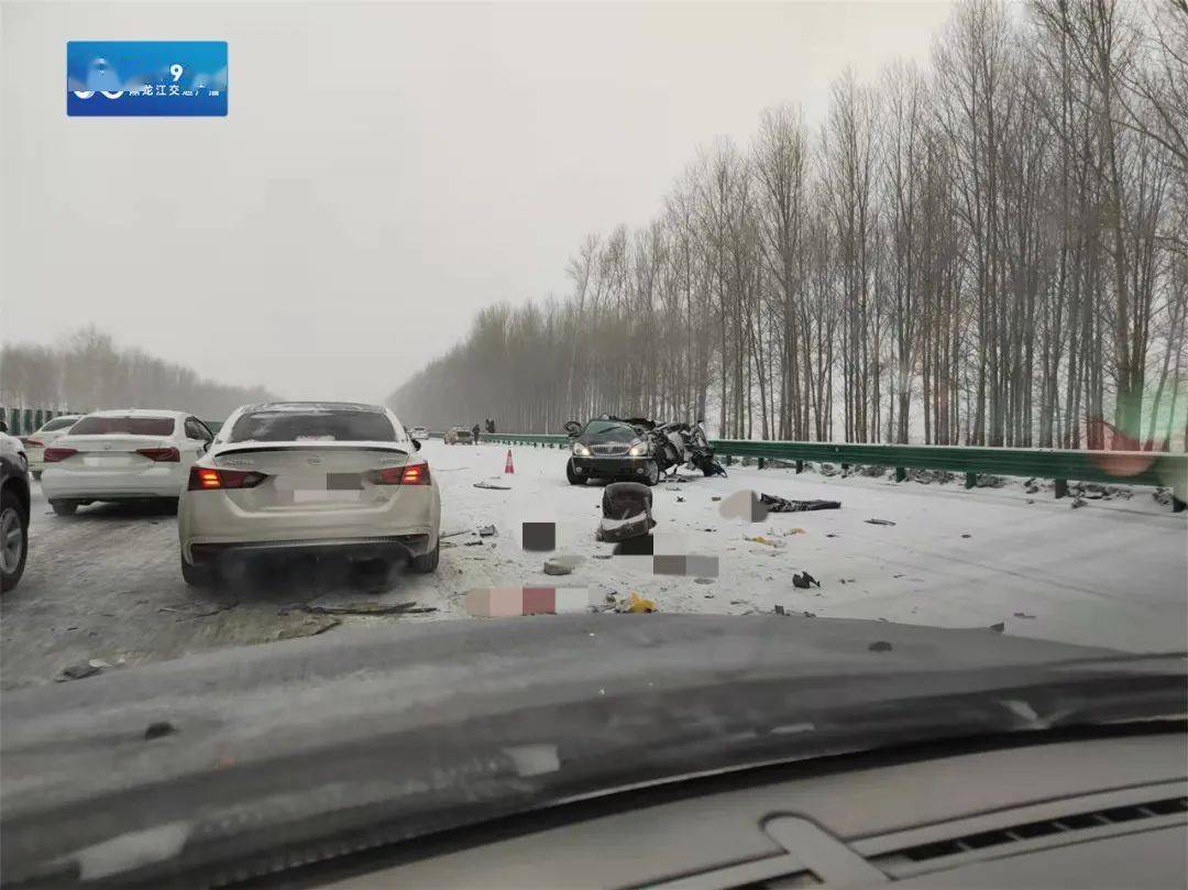 截至发稿前事故已处理完毕目前因降雪京哈高速哈尔滨段已经全线封闭