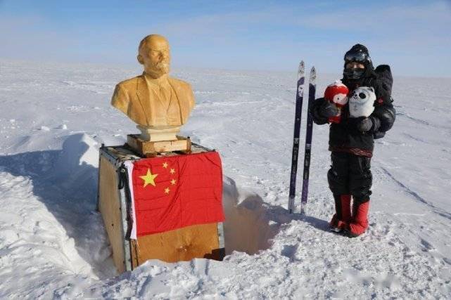 地球最难抵达点！中国姑娘带冰墩墩、雪容融探险，南极与列宁合影