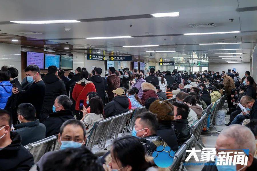 各层挂号,缴费,取药以及检查室门口都排起长队,候诊区也座无虚席