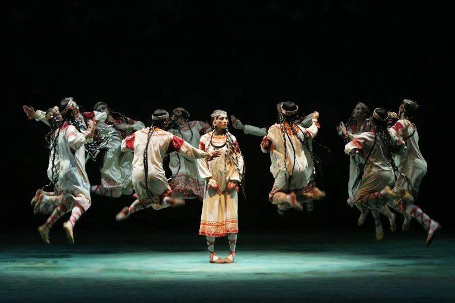 1913年5月29日,俄罗斯作曲家斯特拉文斯基创作的芭蕾舞剧《春之祭》在