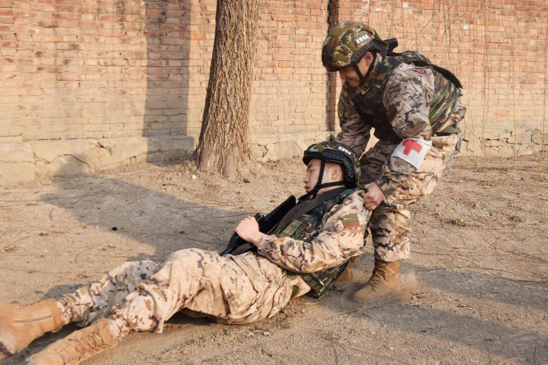 紧贴实战锤炼官兵实战化战场救护保障能力