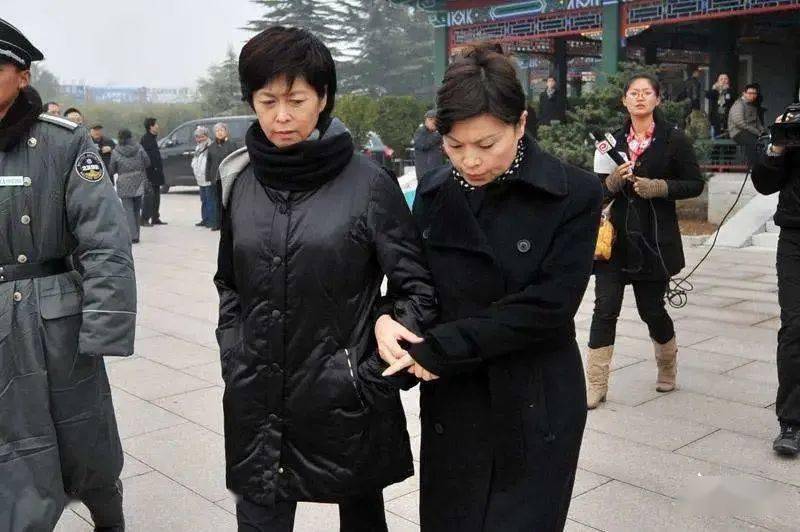 【名人轶事】儿子坠楼仍工作惹众怒,退休后一张照片再陷风波_李瑞英