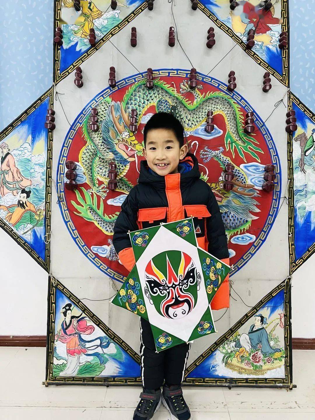 如痴如醉玩艺术欢欢喜喜过大年一5班假日小队了解非遗制作板鹞风筝