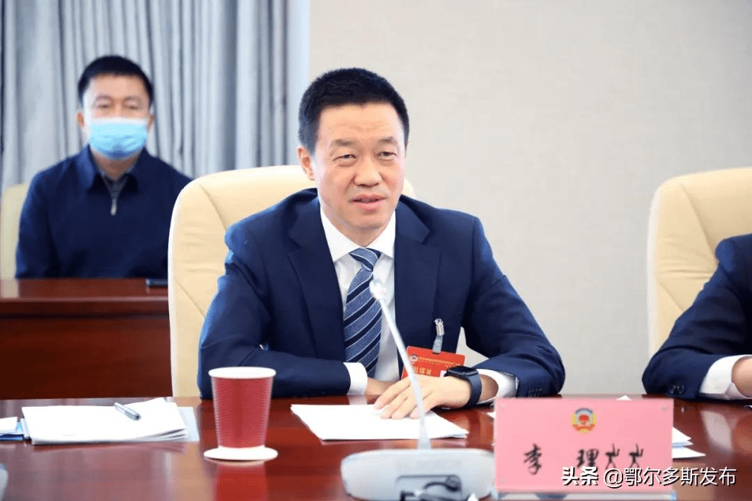 李理在参加市政协五届一次会议联组讨论时强调