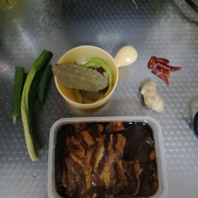 第7步,所有食材放入電飯煲中,加入沒過食材的水,燉至肉質軟爛.