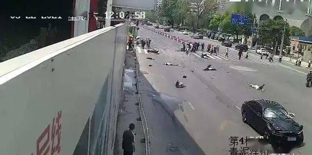 上诉人刘东驾驶自己的宝马轿车沿大连市中山区五惠路由西向东行驶时