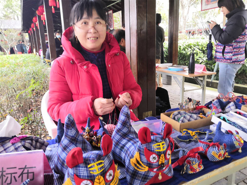 市民|舞龙狮、包汤圆、猜灯谜，上海三林古镇雨中闹元宵