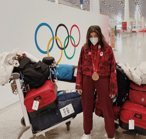 冰墩|加拿大运动员晒回国行李直呼“充实” 网友一眼看见冰墩墩