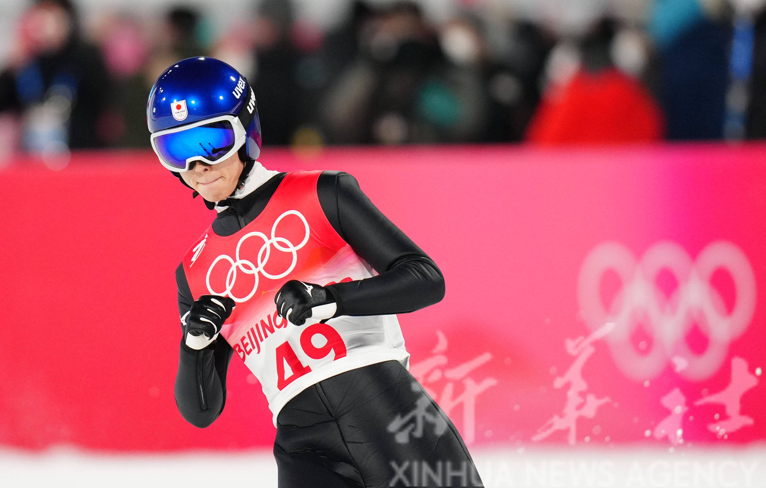 2月12日,挪威选手马里乌斯·林德维克在比赛中庆祝.