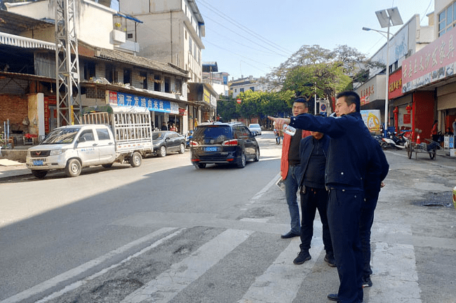 云县公安局交警大队联合综合执法局对部分路段停车位