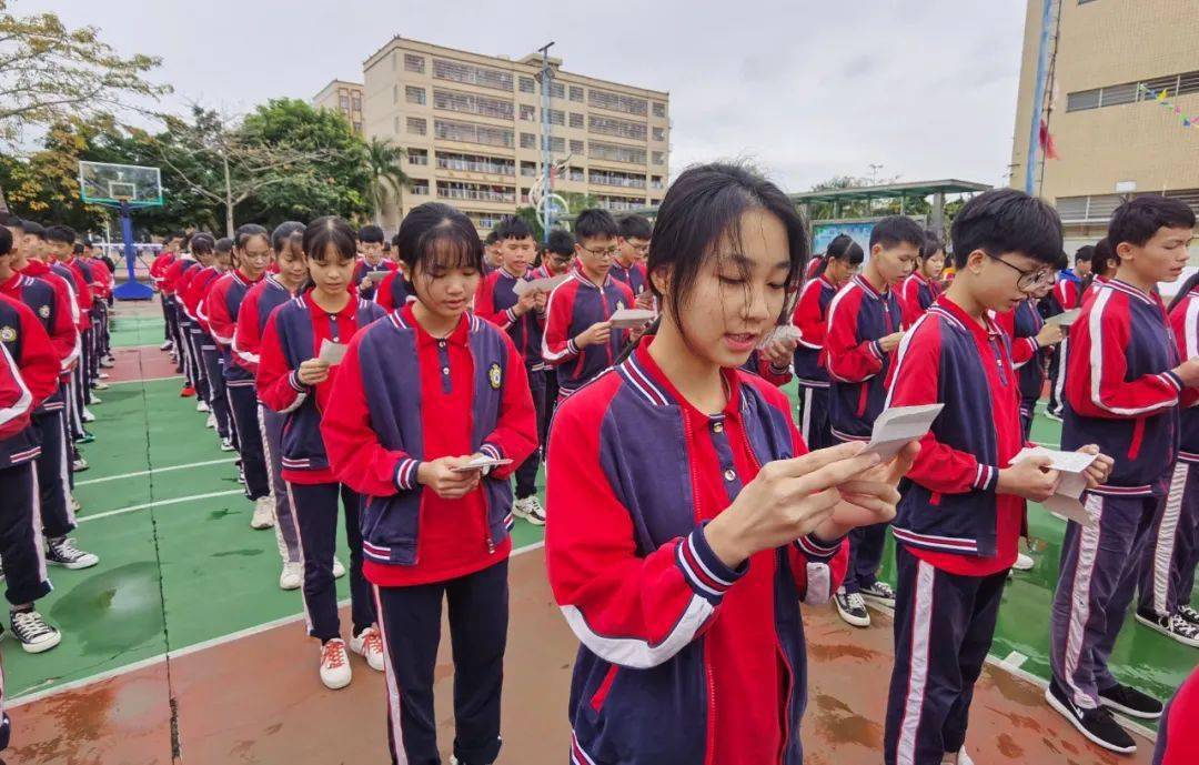 高州市黄冈实验学校迎着晨曦发出青春誓言引导学生树立正确理想信念