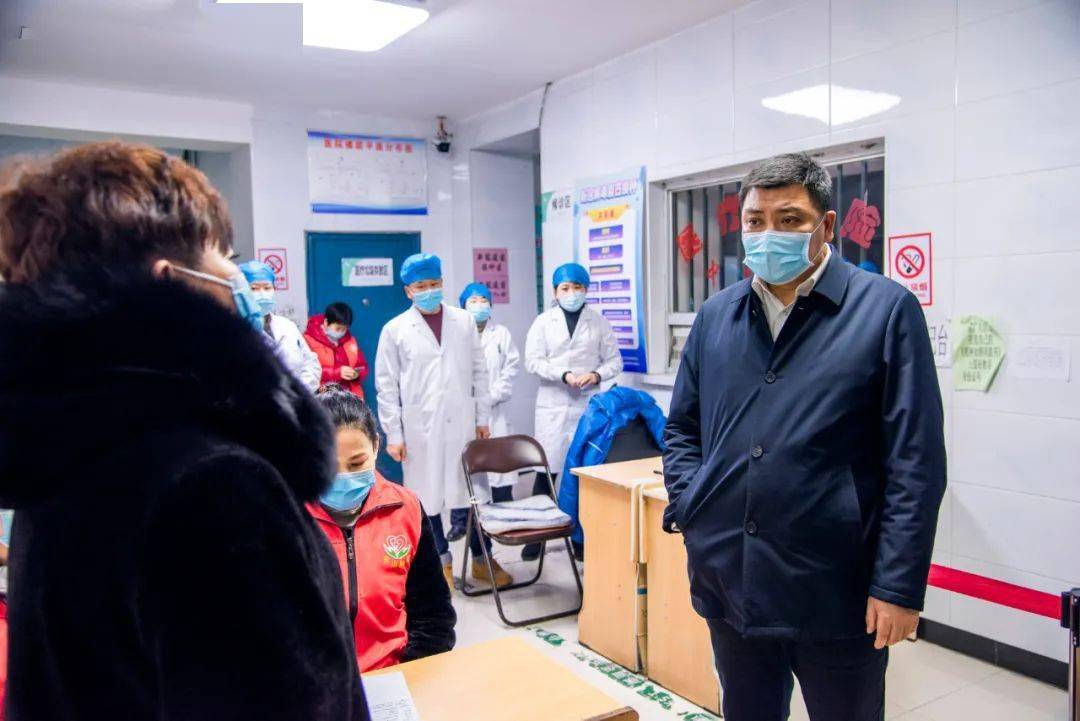 尖山区委书记邹长存深入街道办事处社区督导检查疫苗接种工作情况