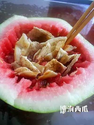 叫西瓜配馕,越吃越香比如,在新疆有一种绝配更会吃馕!